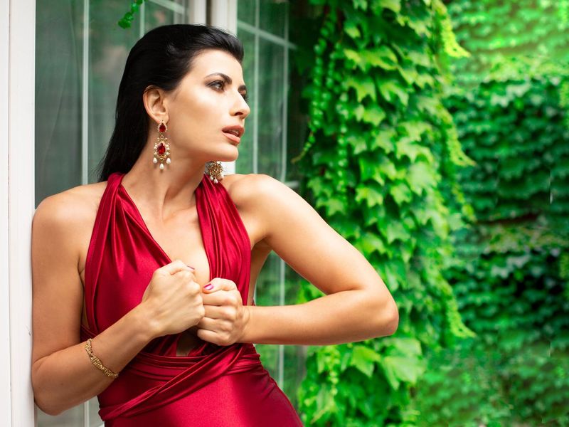 Woman in a garden, illustrating a comparison guide between unicorn dating apps